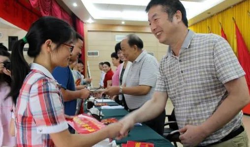 贫困生助学金申请表格中的工作或学习单位应该怎么填