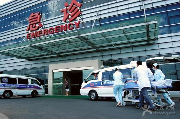 法国巴黎一医院门口发生枪击事件，你在医院门口见过哪些离谱的事？