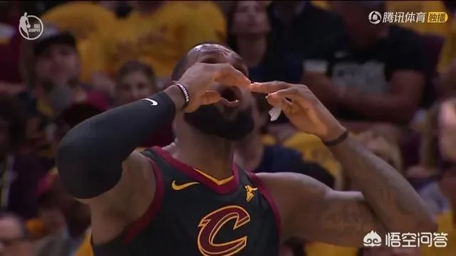 詹姆斯第二节被裁判莫名吹犯规，很是不满一直往天上望，你怎么看？