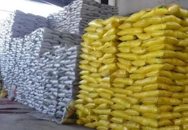 尿素和氯化铵哪种肥料容易使土壤板结？尿素的主要成分有哪些？