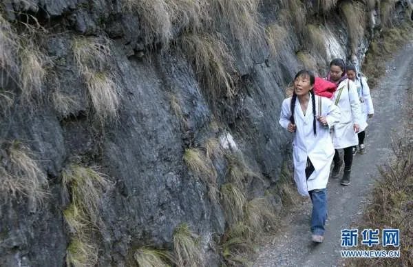 妻子雨中吃面丈夫打伞等待，这样的暖心事你还见过哪些？