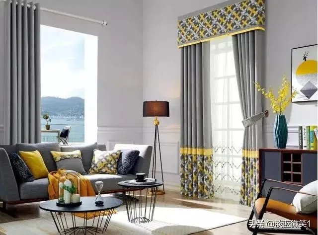 家具是胡桃色,沙发是浅灰色加孔雀蓝,请问该怎么选窗帘?