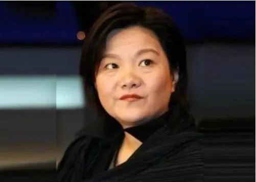 甩掉陈凯歌，4婚嫁帅老公，“丑女”洪晃到底有何魅力？