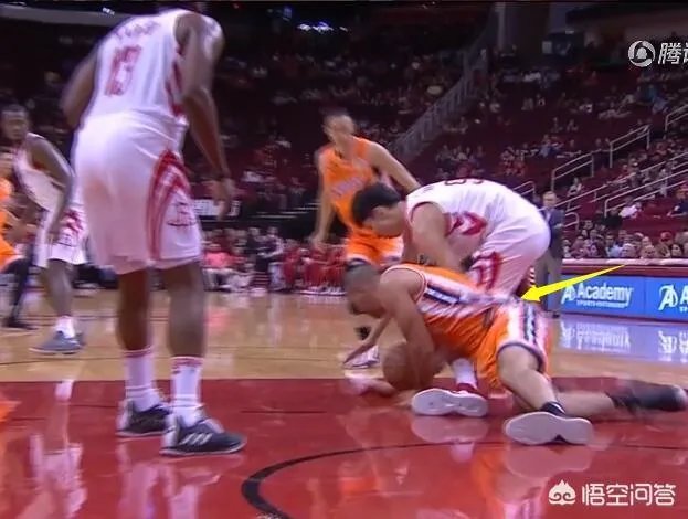 周琦首秀重伤离场，整条腿被碾压，坐在轮椅上动弹不得，当时发生了什么？