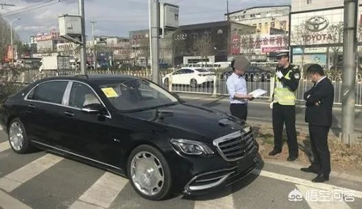 如何看待“一男子无牌驾车上路，被查出言“三百万的车也敢扣”这件事？