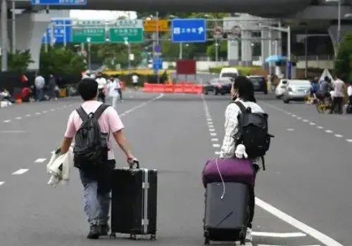 江西一对夫妻来沪看病后流浪街头哽咽受访，他们到底遭遇了什么？