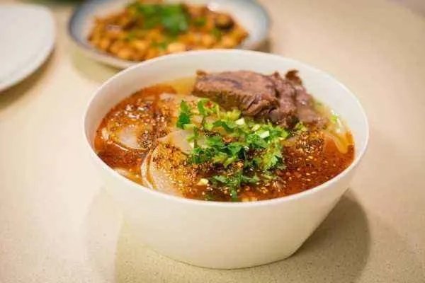 郭德纲开面馆,卖68元1碗的牛肉面,为什么有人说里面不是真正的牛肉?