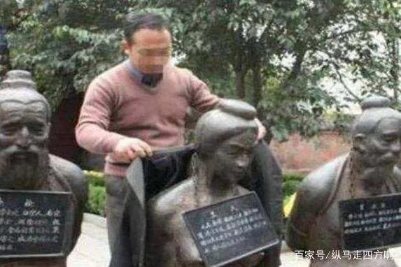 秦桧后人要求撤掉雕像：我祖先都跪了500年了，也该跪够了吧？