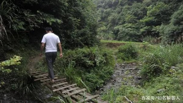 男子科目二考试，上车后马上提示不合格，考官：你坐副驾驶干什么？