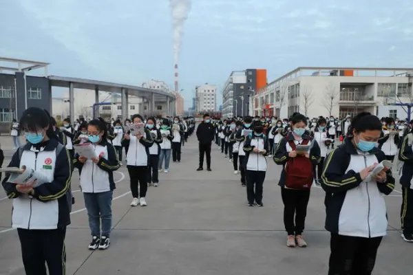 老师站楼道给学生讲课,是怎么一回事?