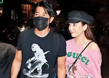 郭富城被曝让媳妇带着孩子坐经济舱，引发网友热议，你觉得他太抠门吗？