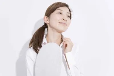 肚脐有分泌物还发臭怎么回事？