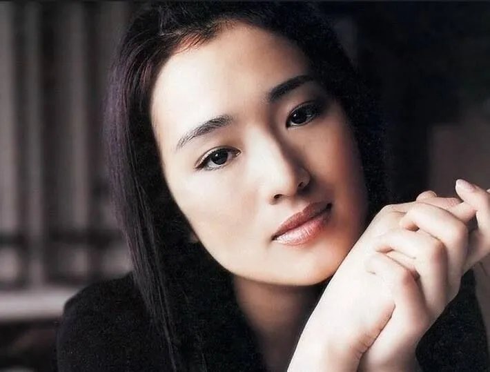 巩俐与惊奇队长合影,她们俩谁的气场更强?