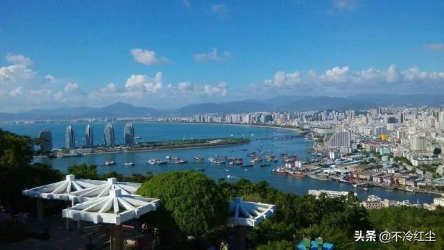 三亚湾和亚龙湾，哪个更好一些？