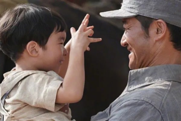 谢楠晒片场照，分享吴京父子暖心瞬间，他们和孩子是如何相处的？