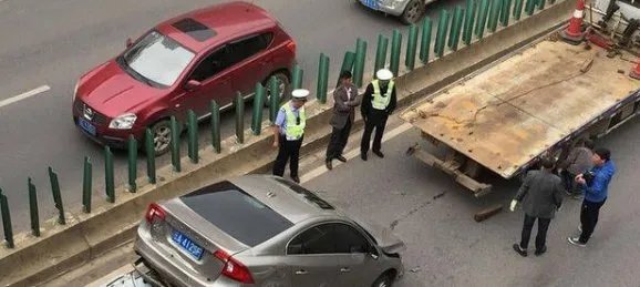 自动档的汽车失控是不是把油门当刹车造成的呢?