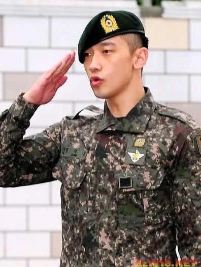 宋钟基军装照清瘦外型 韩星军装照大比拼