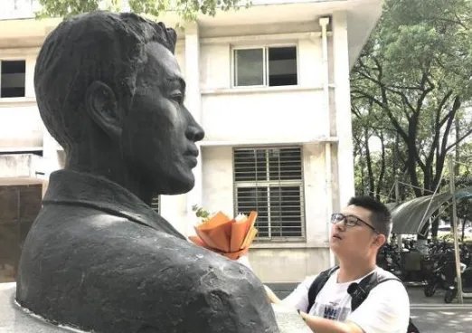 父亲因公殉职，儿子考入父亲母校！他是决定要继承父亲的遗志吗？