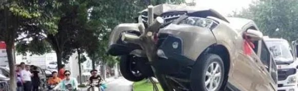 自动档的汽车失控是不是把油门当刹车造成的呢?