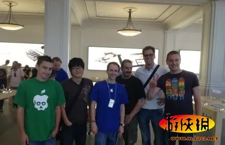 pod2g携手五位越狱大神去苹果零售店“踢馆”