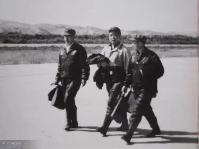 酒哥说：你们敢不敢把自己父亲最帅的照片吧拿出来晒晒？