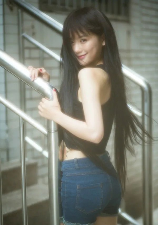 南笙姑娘《男人装》大尺度写真 性感唯美露酥胸