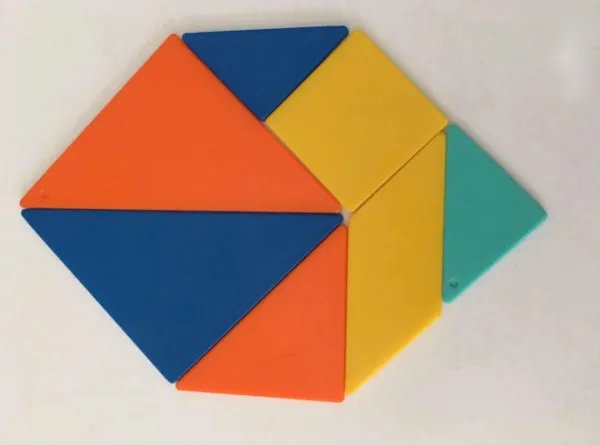 七巧板拼成一个六边形。