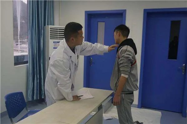 网曝机长飞行中身体不适降落后身亡，如何才能避免此类事情发生？