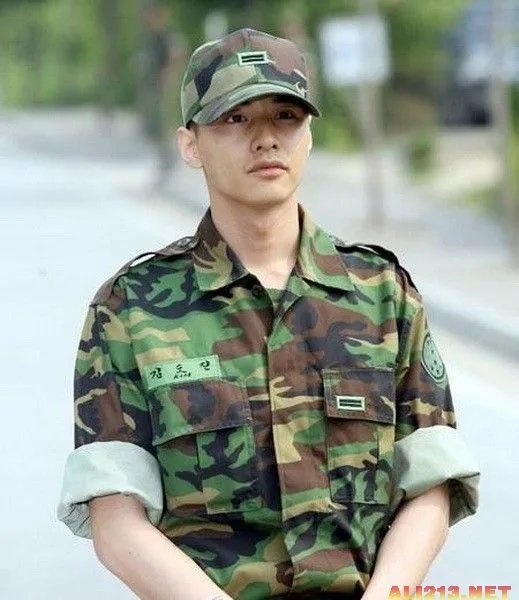 宋钟基军装照清瘦外型 韩星军装照大比拼