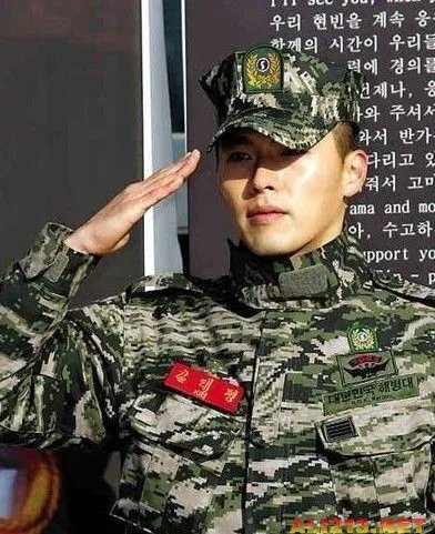 宋钟基军装照清瘦外型 韩星军装照大比拼