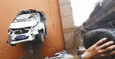 自动档的汽车失控是不是把油门当刹车造成的呢？