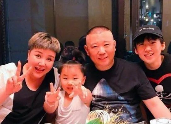 与最穷郭德纲离婚，丢弃郭麒麟远走国外，胡中惠如今怎样了？