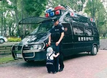 1岁儿子遇警察爸爸抱着盾牌不撒手是怎么回事？