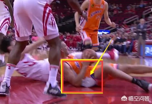 周琦首秀重伤离场，整条腿被碾压，坐在轮椅上动弹不得，当时发生了什么？