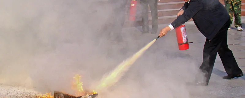 灭火器的使用方法为哪4步 灭火器正确使用的四个步骤