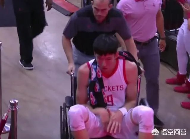 周琦首秀重伤离场，整条腿被碾压，坐在轮椅上动弹不得，当时发生了什么？