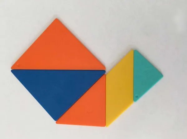 七巧板拼成一个六边形。