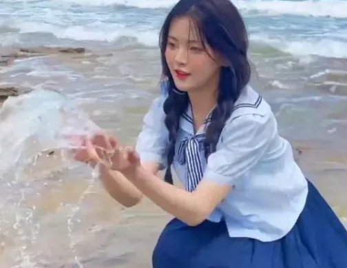 杨超越海边写真造型曝光，她的时尚表现力如何？