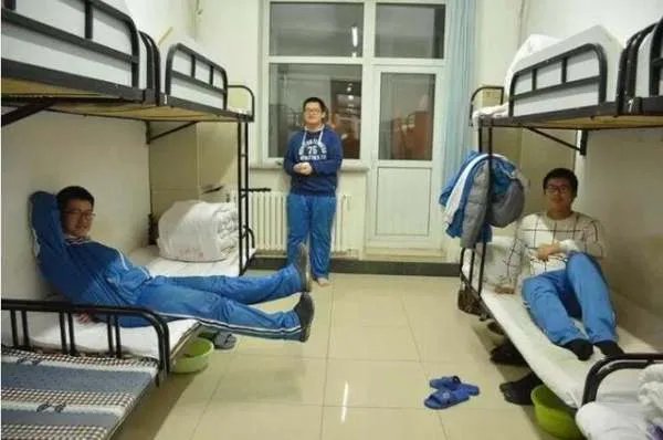 为什么白岩松坚决不让儿子住校？