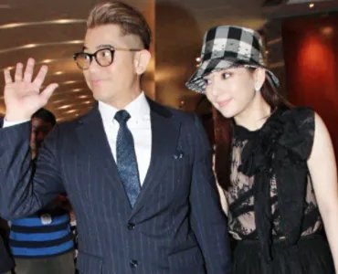 郭富城被曝让媳妇带着孩子坐经济舱，引发网友热议，你觉得他太抠门吗？