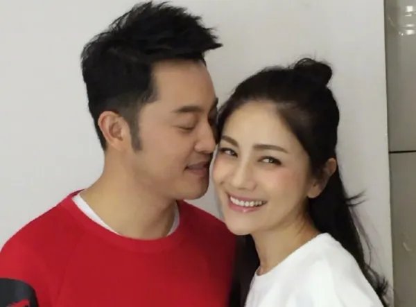 绝对是亲妈，胡可爆小鱼儿近照且调侃寄快递会超重，到底发生了什么事情？