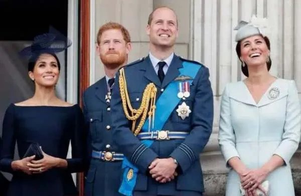 英女王圣诞致辞照片曝光,起桌上的照片为何少了哈利和梅根?