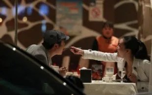 女子深夜陪2男吃饭，老公出现暴打三人，如果是你老婆，你会这样吗？