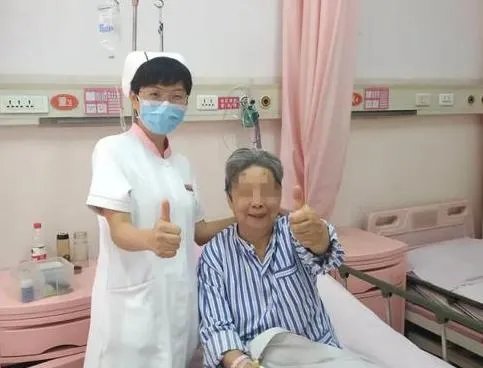 高龄母女被困电梯四天三夜，他们家人为什么没有发现？