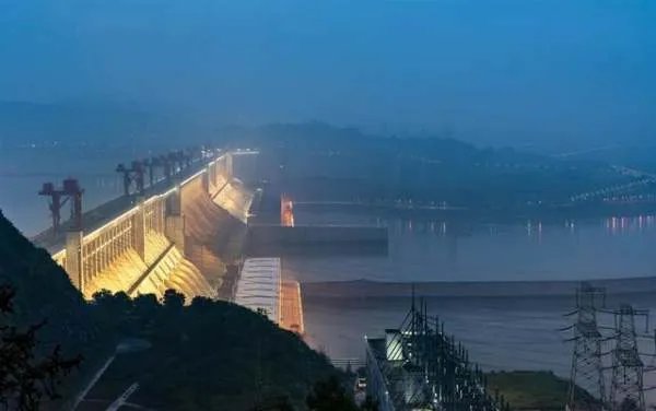 全球最大的水利工程三峡大坝，会被超历史大洪水冲垮吗？