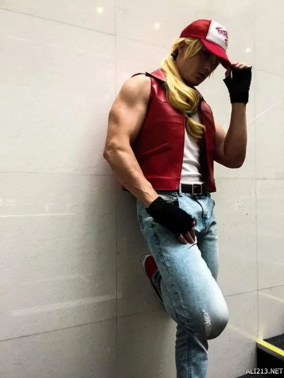 真人版拳皇特瑞！长相俊美 满身健壮肌肉简直太还原