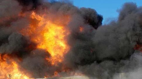 山东威海一仓库发生火灾，事故是因为什么引起的？