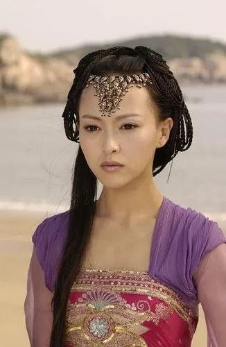 八年前唐嫣居然给王子文演配角，为什么唐嫣却红了这么久了王子文才开始红？