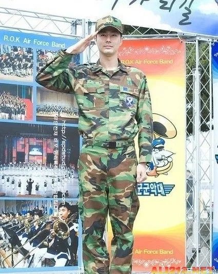 宋钟基军装照清瘦外型 韩星军装照大比拼