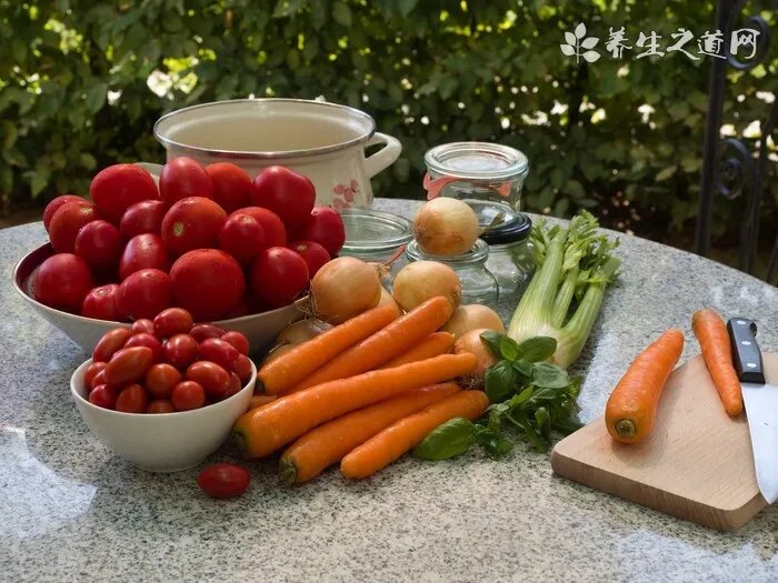 阿拉斯加吐黄水总睡觉,阿拉斯加犬呕吐的问题